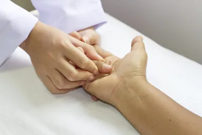 Реабилитация кистей рук - запись на прием к кистевому терапевту в Омске |  Центр EzraMed Clinic
