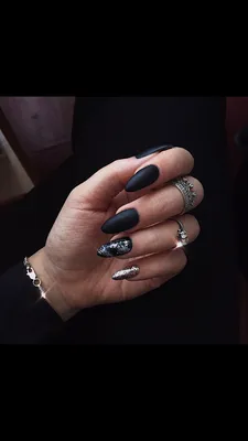 Маникюр ⚫️ | Кольцо |#bossbabe #black #manicure #happynewyear  #merrychristmas #oval #white #маникюр #рождество #черныйманикюр #праздни… |  Nails, Manicure, Nail art