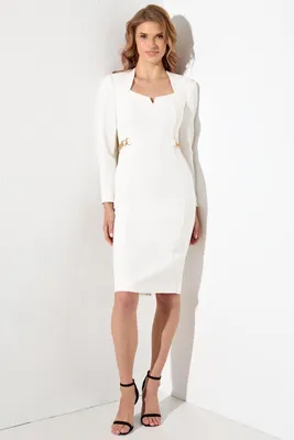 Белое платье футляр с цепочкой и длинным рукавом