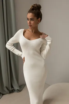 Белое трикотажное платье миди