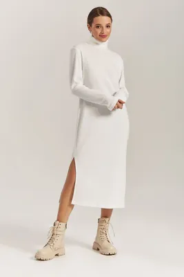 Купить Прямое трикотажное платье со стойкой молочное: миди, цвет белый,  материал трикотаж, стиль повседневный, купить в интернет-магазине VOVK за  1090 грн.