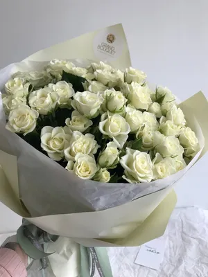 Купить Букет из белых кустовых роз с доставкой в Курске, каталог Букеты с  розами - «MarnaFlowers».