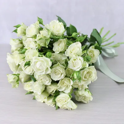 Пышный букет белых кустовых роз - 60 см | Бесплатная доставка цветов по  Москве