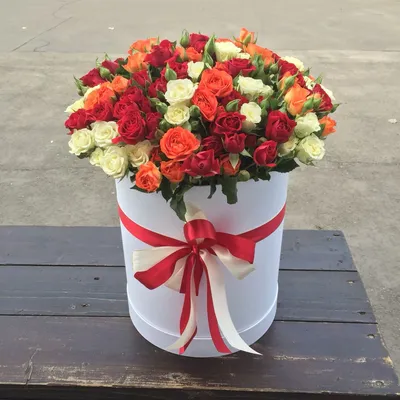 Белые и розовые кустовые розы в коробке – купить в интернет-магазине, цена,  заказ online