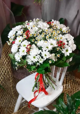 Белые кустовые хризантемы с красным гиперикумом – Цвет`ок – дорогая  цветочная лавка