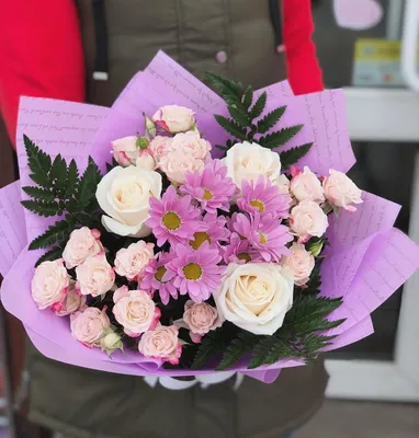 Сборный букет из кустовой фиолетовой хризантемы, кустовой и белой розы