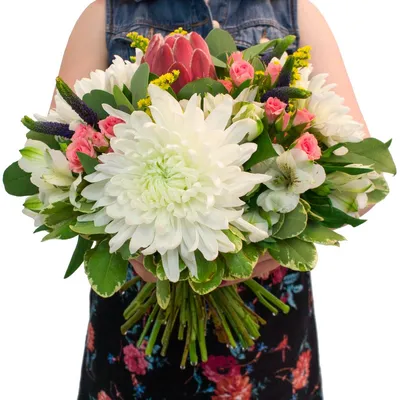 Утро на бульваре Сансет: белые хризантемы и альстромерии, питтоспорум,  розовые кустовые розы по цене 9043 ₽ - купить в RoseMarkt с доставкой по  Санкт-Петербургу
