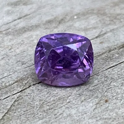 Натуральный розовато-фиолетовый сапфир