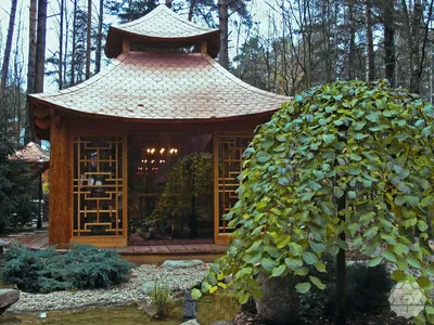 Фото: Беседка в японском стиле с коричневой крышей.