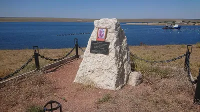 Памятный знак в честь БПК Очаков, затопленного в выходе из озера Донузлав 6  марта 2014 года (Новоозёрное - Крым/Республика Крым)