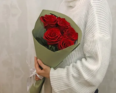 Купить Букет из 5 красных роз premium 40-50 см (Эквадор) в стильной  упаковке в городе Санкт-Петербург