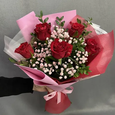 Букет из 5 роз и веточки гипсофилы, Цветы и подарки в Волгограде, купить по  цене 1735 руб, Авторские букеты в FMART x Milora с доставкой | Flowwow