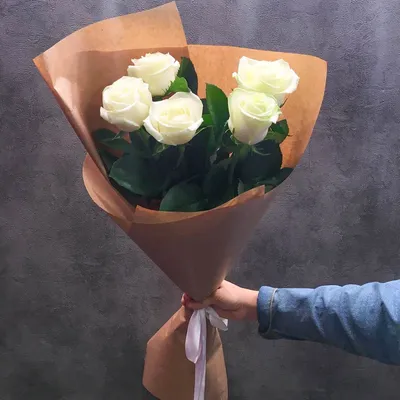 Вертикальный букет из 5 белых роз с доставкой в Новосибирске. Служба  доставки цветов и подарков - FLO365