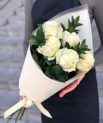 Заказать цветы Букет из 5 белых роз и зелени в упаковке с доставкой по  Беларуси | Happybee.by