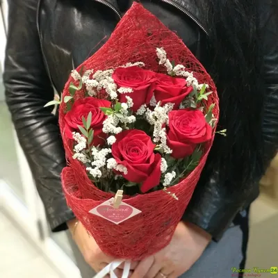 Купить букет из 5 роз и зелени с доставкой в Ростове-на-Дону