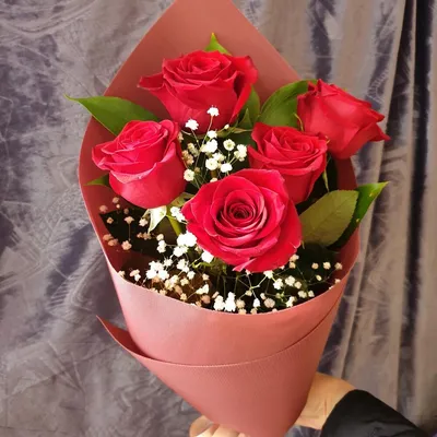 Букет 5 роз и гипсофила, Цветы и подарки в Челябинске, купить по цене 1990  руб, Монобукеты в Fortel at a Smolino с доставкой | Flowwow
