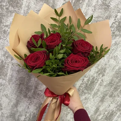 Букет из 5 красных роз с зеленью (50 см) за 1790р. Позиция № 1990