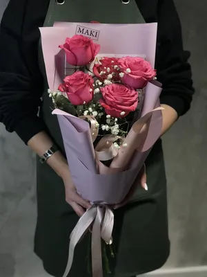 Купить Букет из 5 розовых роз с гипсофилой в Томске - доставка цветов МАКИ