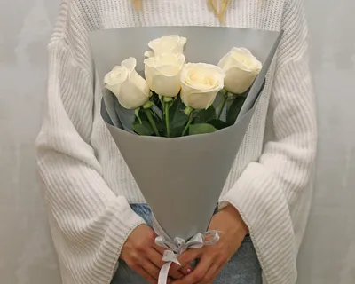 Купить Букет из 5 белых роз premium 40-50 см (Эквадор) в стильной упаковке  в городе Санкт-Петербург