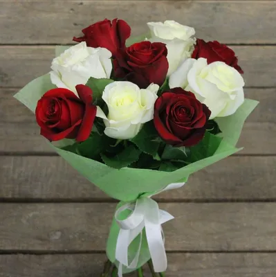 Букет из красных и белых роз в оформлении (Эквадор 50-60см) - Доставка  цветов в Екатеринбурге