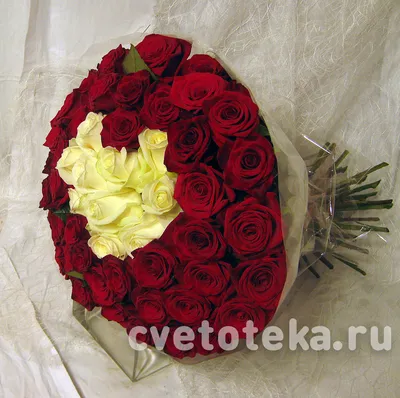 Букет из красных и белых роз М95