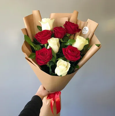 Супер стильный букет из красных и белых роз - Доставка цветов Феодосия -  Цветы Oliva's