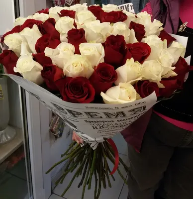 Компания Цветы Оптом. 51 роза - 2805 руб. Купить букет 51 роза Классический  микс, из белых и красных роз.