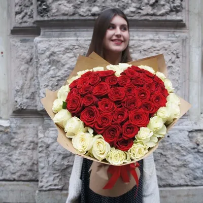 Сердце из 55 красных и белых роз по цене 16750 ₽ - купить в RoseMarkt с  доставкой по Санкт-Петербургу