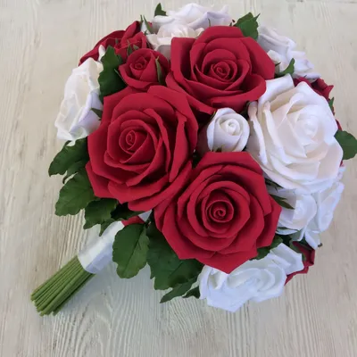 Букет невесты из белых и красных роз – заказать на Ярмарке Мастеров –  C1QLVRU | Свадебные букеты, Москва | Букет, Красные розы, Букет невесты