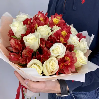 Букет из 15 белых роз и 6 красных альстромерий купить в Саратове недорого