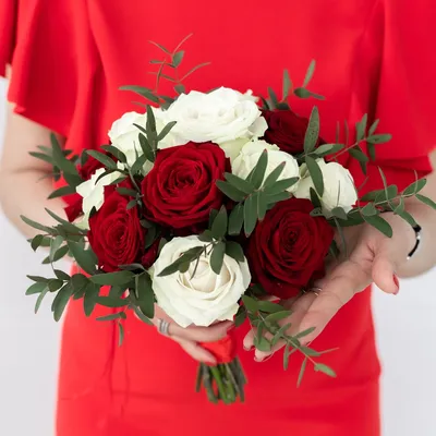 Букет невесты из красных и белых роз - Доставка цветов в Санкт-Петербурге |  Весна - сеть цветочных магазинов