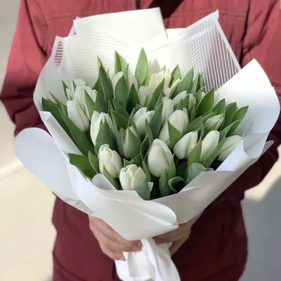 Букет из 25 белых тюльпанов в крафте, доставка цветов в Москве 24 часа
