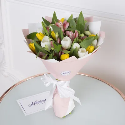 Букет из белых тюльпанов и альстромерий - купить в Москве по цене 3890 р -  Magic Flower