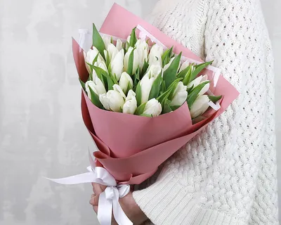 Купить Букет из 25 белых тюльпанов стандарт в стильной упаковке в городе  Санкт-Петербург