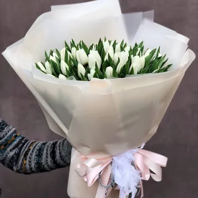 Букет из 39 белых тюльпанов в стильной упаковке купить в Краснодаре по  лучшей цене с доставкой.