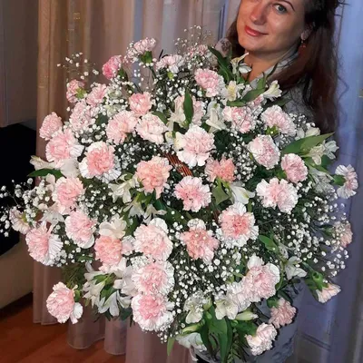 Букет из гвоздики с гипсофилой | Бесплатная доставка цветов по Москве