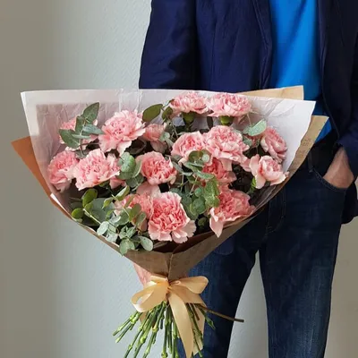 19 розовых гвоздик с эвкалиптом в букете | Бесплатная доставка цветов по  Москве