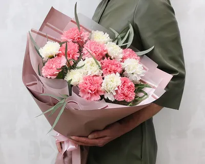 Купить Букет из 15 розовых и белых гвоздик в стильной упаковке с зеленью в  городе Санкт-Петербург