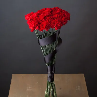 Траурный букет из 20 красных гвоздик | Клумба - интернет магазин цветов в  Туле