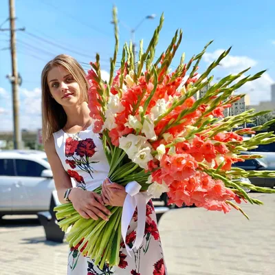 51 красно-белый гладиолус в букете | Бесплатная доставка цветов по Москве