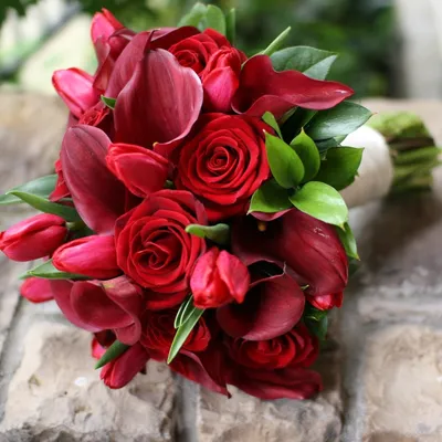 Букет для невесты из красных калл и роз букеты с доставкой по Москве. Цена:  8900 руб в интернет-магазине Centre-flower.ru