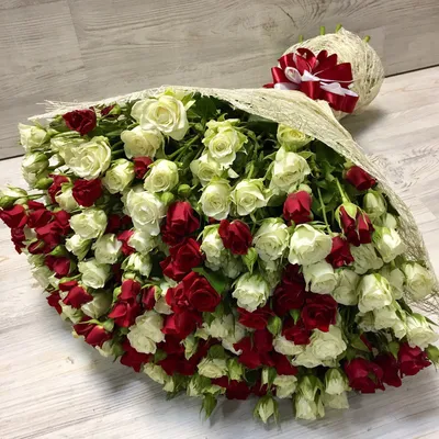 Букет кустовых роз — 51 шт. - Интернет-магазин цветов “Flowers happy”