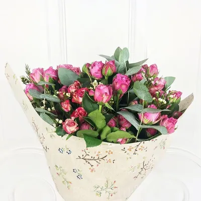 Букет 13 кустовых роз микс с зеленью купить с доставкой в СПб