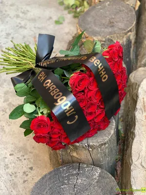 Цветы для похорон - купить траурный букет 60 красных роз с доставкой