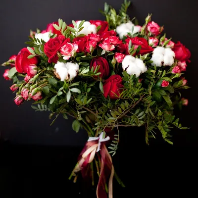 Купить большой траурный букет с розами. Доставка цветов на похороны Уфа.