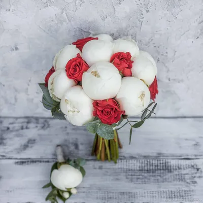 Красно-белый букет невесты из роз и пионов | Бесплатная доставка цветов по  Москве