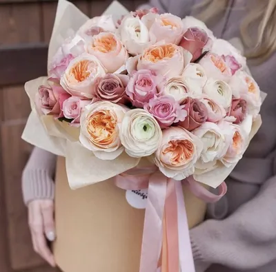 Купить букет из пионовидных роз в коробке по доступной цене с доставкой в  Москве и области в интернет-магазине Город Букетов