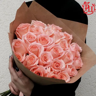 Букет из 25 нежных роз в упаковке крафт - Радуга Цветов (Красфлора)  Доставка цветов в Красноярске