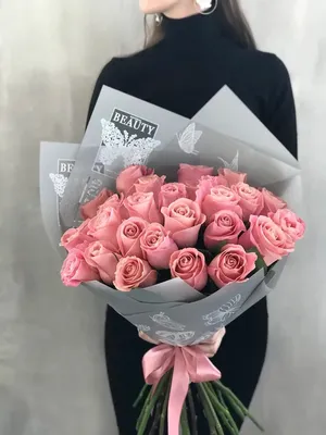 Купить букет из 25 нежно-розовых роз с оформлением в Томске - доставка  цветов MAKI