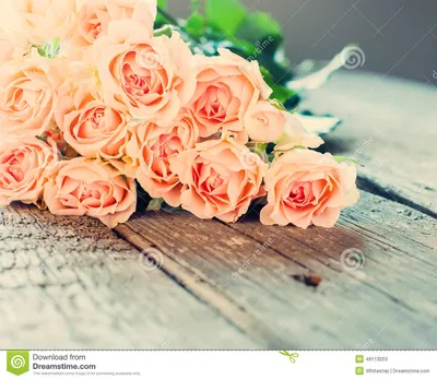 Букет нежных роз на деревянном столе Стоковое Изображение - изображение  насчитывающей ð±ñƒñ‚ð¸ðºð°, oð²ñ‰ð¸ð½ð°: 49113253